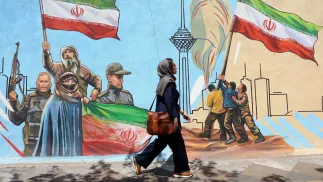 Iranka przechodzi obok muralu na ulicy w Teheranie Fot. PAP/EPA/ABEDIN TAHERKENAREH