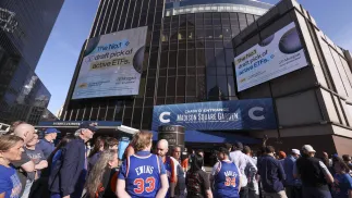 Kibice przed halą Madison Square Garden. Fot. EPA/SARAH YENESEL