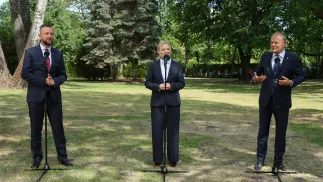 Premier Donald Tusk, senator Monika Piątkowska, wicepremier,  prezes PSL Władysław Kosiniak-Kamysz. Fot. PAP/	Paweł Supernak