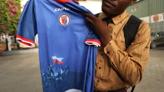 Kolumbijski producent odzieży sportowej Saeta poinformował, że zmienił projekt koszulki, którą Haiti będzie nosić na Mistrzostwach Świata FIFA 2026, po tym jak FIFA wyraziła sprzeciw wobec niektórych elementów wizualnych na mundurze. Fot. PAP/EPA/PATRICE NOEL