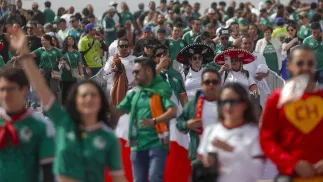 Kibice w drodze na Estadio Azteca, fot. PAP/EPA/EFE/ISAAC ESQUIVEL