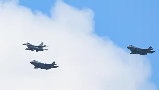 . Samoloty F-35 (P,2L) i F-16 (L) Sił Powietrznych RP podczas uroczystego przelotu nad Warszawą, fot. PAP/Marcin Obara