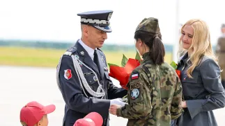  Dowódca Operacyjny Rodzajów Sił Zbrojnych gen. dyw. pil. Ireneusz Nowak, żona ministra obrony narodowej Paulina Kosiniak-Kamysz oraz wdowa po mjr. Krakowianie dr kpt. Magdalena Krakowian Fot. PAP/Marian Zubrzycki
