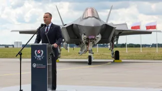  Prezydent RP Karol Nawrocki przemawia na ceremonii oficjalnego przyjęcia samolotów F-35 do Sił Zbrojnych RP na terenie 32. Bazy Lotnictwa Taktycznego w Łasku, fot. PAP/Marian Zubrzycki