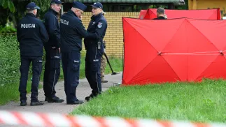 Funkcjonariusze policji w pobliżu miejsca strzelaniny przy ulicy Królowej Jadwigi w Białej Podlaskiej, fot. PAP/Wojtek Jargiło