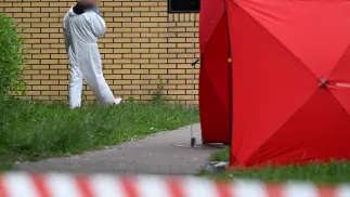 Służby w pobliżu miejsca strzelaniny przy ulicy Królowej Jadwigi w Białej Podlaskiej, fot. PAP/Wojtek Jargiło