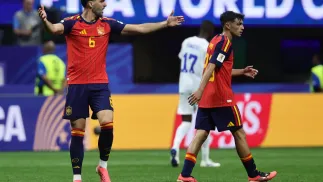 Piłkarze reprezentacji Hiszpani: Mikel Merino i Pedri. Fot. PAP/EPA/RONALD WITTEK