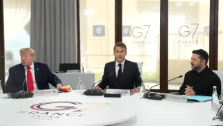 Prezydent USA Donald Trump, prezydent Francji Emmanuel Macron i prezydent Ukrainy Wołodymyr Zełenski podczas sesji roboczej na szczycie G7. Fot. PAP/EPA/THIBAULT CAMUS