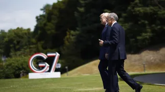 Prezydent USA Donald Trump i premier Kanady Mark Carney. Fot. PAP/EPA/YOAN VALAT