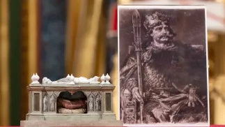 Szczątki królewskie Bolesława Chrobrego zaprezentowane w Złotej Kaplicy Katedry Poznańskiej. Fot. PAP/Jakub Kaczmarczyk