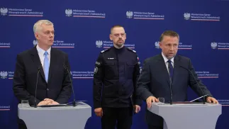 Od lewej: minister koordynator ds. służb specjalnych Tomasz Siemoniak, Komendant Główny Policji nadinsp. Marek Boroń i minister spraw wewnętrznych i administracji Marcin Kierwiński. Fot. PAP/Paweł Supernak