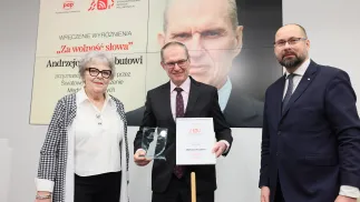 Dziennikarz i działacz mniejszości polskiej na Białorusi Andrzej Poczobut (C), Dyrektor Generalny PAP Marek Błoński (P) i prezes zarządu Światowego Stowarzyszenia Mediów Polonijnych Teresa Sygnarek (L). Fot. PAP/Leszek Szymański