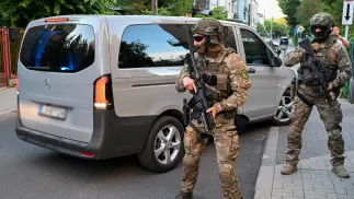 Колона з підозрюваним у вбивстві біля прокуратури в Любліні Fot. PAP/Wojtek Jargiło