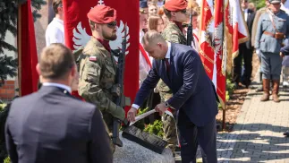 Prezydent RP Karol Nawrocki podczas odsłonięcia tablicy poświęconej pamięci Powstańcom Śląskim w Grabówce. Fot. PAP/Jarek Praszkiewicz