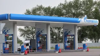 Россия сталкивается с нехваткой топлива после атак на нефтяную инфраструктуру. Fot. PAP/EPA/MAXIM SHIPENKOV