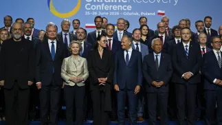 Konferencja na rzecz Odbudowy Ukrainy (The Ukraine Recovery Conference URC 2026). W pierwszym rzędzie: premier RP Donald Tusk (C-P), przewodnicząca Komisji Europejskiej Ursula Von der Leyen (C-L) oraz premier Ukrainy Julia Swyrydenko (C) na zbiorowym zdjęciu uczestników plenarnej sesji otwarcia w Amber Expo w Gdańsku. Fot. PAP/Adam Warżawa