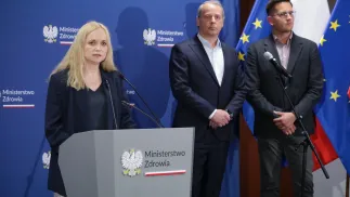 Minister zdrowia Jolanta Sobierańska-Grenda (L), prezes Agencji Oceny Technologii Medycznych i Taryfikacji Daniel Rutkowski (C) i dyrektor generalny Ministerstwa Zdrowia Rafał Główczyński. Fot. PAP/Tomasz Gzell