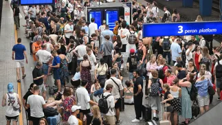 Pasażerowie czekają na peronie dworca Warszawa Centralna. Fot. PAP/Radek Pietruszka