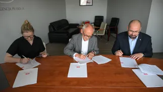 Dyrektor generalny PAP Marek Błoński (P), rektor UM prof. Piotr Ponikowski (C) oraz członkini zarządu Fundacji PAP Magdalena Żuk (L). Fot. PAP/Marcin Obara