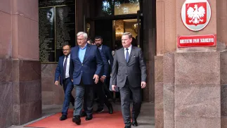Szef MSZ Ukrainy Andrij Sybiha (2L) i ambasador Ukrainy w Polsce Wasyl Bodnar (L) po spotkaniu z wicepremierem, szefem MSZ Radosławem Sikorskim w siedzibie Ministerstwa Spraw Zagranicznych w Warszawie Fot. PAP/Albert Zawada