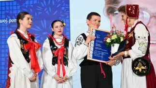 Uhonorowana Brygida Hochschulz (P) oraz minister kultury i dziedzictwa narodowego Marta Cienkowska (2P) na uroczystej gali wręczenia Nagród im. Oskara Kolberga Fot. PAP/Radek Pietruszka