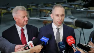 Wiceministrowie obrony narodowej Cezary Tomczyk (P) i Stanisław Wziątek (L) podczas konferencji prasowej tow. prezentacji linii produkcyjnej bezzałogowych powietrznych systemów uzbrojenia w zakładzie spółki Hornet - Polskie Drony w Sochaczewie. Fot. PAP/Paweł Supernak