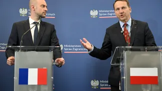Wicepremier, minister spraw zagranicznych RP Radosław Sikorski (P) oraz minister spraw zagranicznych Francji Jean-Noel Barrot (L) podczas konferencji prasowej w Warszawie. Fot. PAP/Radek Pietruszka