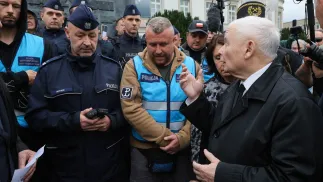 Prezes PiS Jarosław Kaczyński (P) przed Pomnikiem Lecha Kaczyńskiego na Pl. Piłsudskiego w Warszawie Fot. PAP/Paweł Supernak