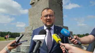 Ambasador Ukrainy w Polsce Wasyl Bodnar podczas wypowiedzi dla mediów przed Pomnikiem Zwycięstwa Grunwaldzkiego. Fot. PAP/Tomasz Waszczuk
