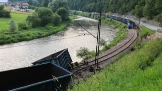 Wykolejony pociąg towarowy na linii kolejowej nr 96 na odcinku Wierchomla – Piwniczna. Fot. PAP/Grzegorz Momot