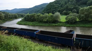 Wykolejony pociąg towarowy na linii kolejowej nr 96 na odcinku Wierchomla – Piwniczna. Fot. PAP/Grzegorz Momot 