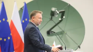Szef MSWiA Marcin Kierwiński podczas podpisania umowy dot. udziału Polski w budowie konstelacji satelitarnej IRIS2 Fot. PAP/Leszek Szymański