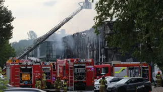 Pożar salonu samochodowego na Targówku w Warszawie Fot. PAP/Paweł Supernak