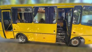 Пораженный российским дроном автобус маршрутного такси в Херсоне. Fot. Facebook/Oleksandr Prokudin