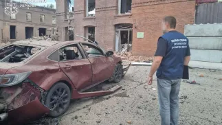 Наслідки російського удару по Слов’янську. Фото: Прокуратура України, Донецька обласна прокуратура