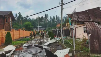 Наслідки російського удару по Київщині. Фото: ДСНС України 