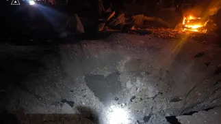 Вирва на вулиці після російського ракетного удару по Києву, Україна. Фото: ДСНС України, ДСНС Києва
