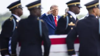Donald Trump podczas ceremonii powrotu do kraju ciał czworga amerykańskich żołnierzy. Fot. EPA/JIM LO SCALZO