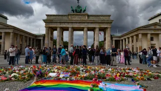 Upamiętnienie ofiary oraz rannych ataku na paradę równości w Berlinie. Fot. PAP/EPA/FILIP SINGER 