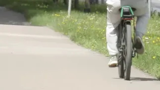 Policja: na drogach przybywa pojazdów, które tylko przypominają rowery. Fot. PAP