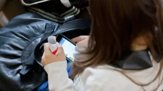 Nastolatka ze smartfonem Fot. PAP/Lech Muszyński