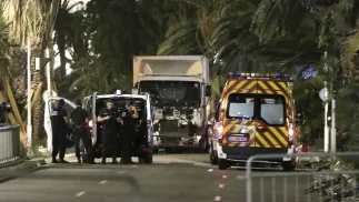 Karetka i policja po ataku ciężarówki na Promenade des Anglais w Nicei w 2016 r. Fot. PAP/EPA/FRANCK FERNANDES