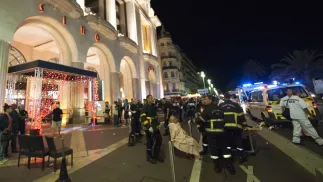 Służby udzielające pomocy na miejscu zamachu. Fot. EPA/OLIVIER ANRIGO