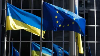 Прапори України та ЄС. Fot. PAP/EPA/STEPHANIE LECOCQ