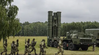 Російські військові проходять повз російський ракетний комплекс С-300. Фотоілюстрація. Fot. PAP/EPA/SERGEI ILNITSKY