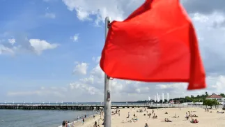 Czerwona flaga na plaży w Sopocie. Fot. PAP/Adam Warżawa