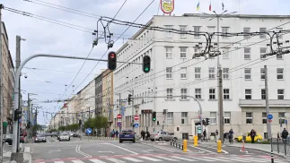 Управління міста Ґдиня, алея маршалка Пілсудського, 52/54. Включена до списку територія Ґдині – це квартал площею 87,9 га в центрі міста. Його межі визначають, зокрема, вулиці Яна з Кольна, Войта Радтке та Святого Петра з півночі, алею маршалка Пілсудського з півдня та лінія залізничних колій із заходу. Fot. PAP/Andrzej Jackowski