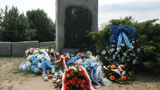 Пам’ятник на честь євреїв, вбитих 10 липня 1941 року в Єдвабному. Fot. PAP/Artur Reszko