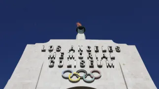 Znicz na jednym z obiektów olimpijskich w Los Angeles. Fot. PAP/EPA/CAROLINE BREHMAN