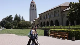 Studenci na kampusie Uniwersytetu Stanforda, fot. PAP/EPA/JOHN G. MABANGLO